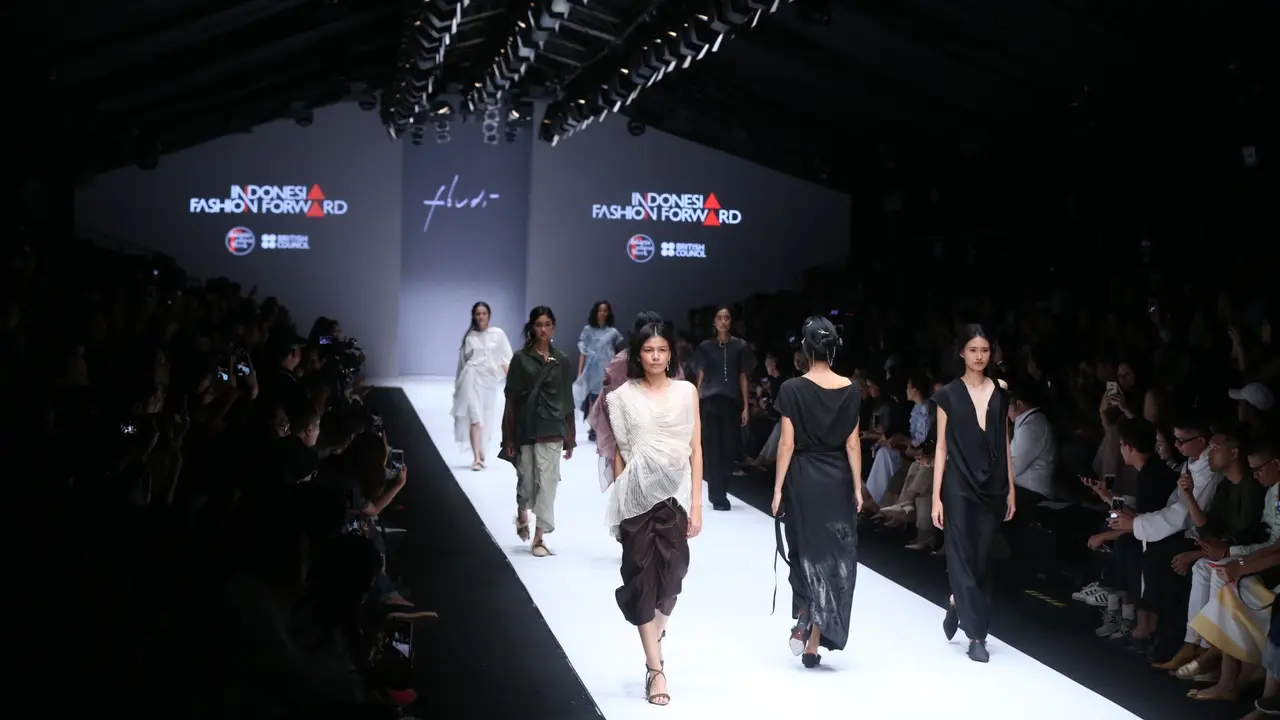 3 desainer indonesia hadirkan koleksi penuh pernyataan di panggung Jakarta Fashion Week 2019