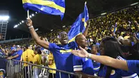 Hasil imbang tersebut mengukuhkan performa konsisten Curacao di Grup B Kualifikasi Piala Dunia 2026 zona CONCACAF yang sebelumnya mencatat tiga kemenangan dan tiga hasil imbang tanpa kekalahan. Tampak dalam foto, suporter Timnas Curacao merayakan hasil imbang melawan Jamaika pada Grup B Kualifikasi Piala Dunia 2026 zona CONCACAF di Independence Park Stadium, Jamaika pada 18 November 2025. (Ricardo MAKYN/AFP)