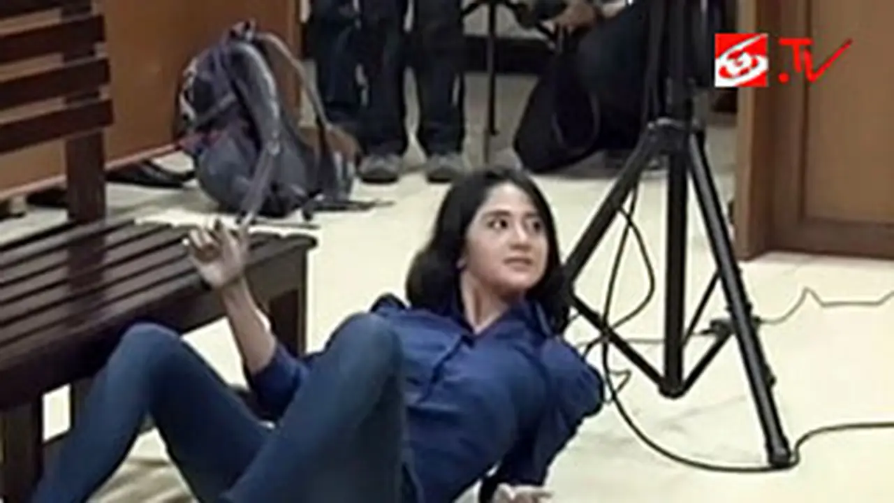 Dewi Perssik Saat Beri kesaksian di Persidangan