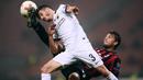 Gelandang AC Milan, Manuel Locatelli, berebut bola dengan bek AEK Athens, Helder Lopes, pada laga Liga Europa di Stadion San Siro, Milan,  Kamis (19/10/2017). AC Milan bermain imbang 0-0 dengan AEK Athens. (AFP/Marco Bertorello)