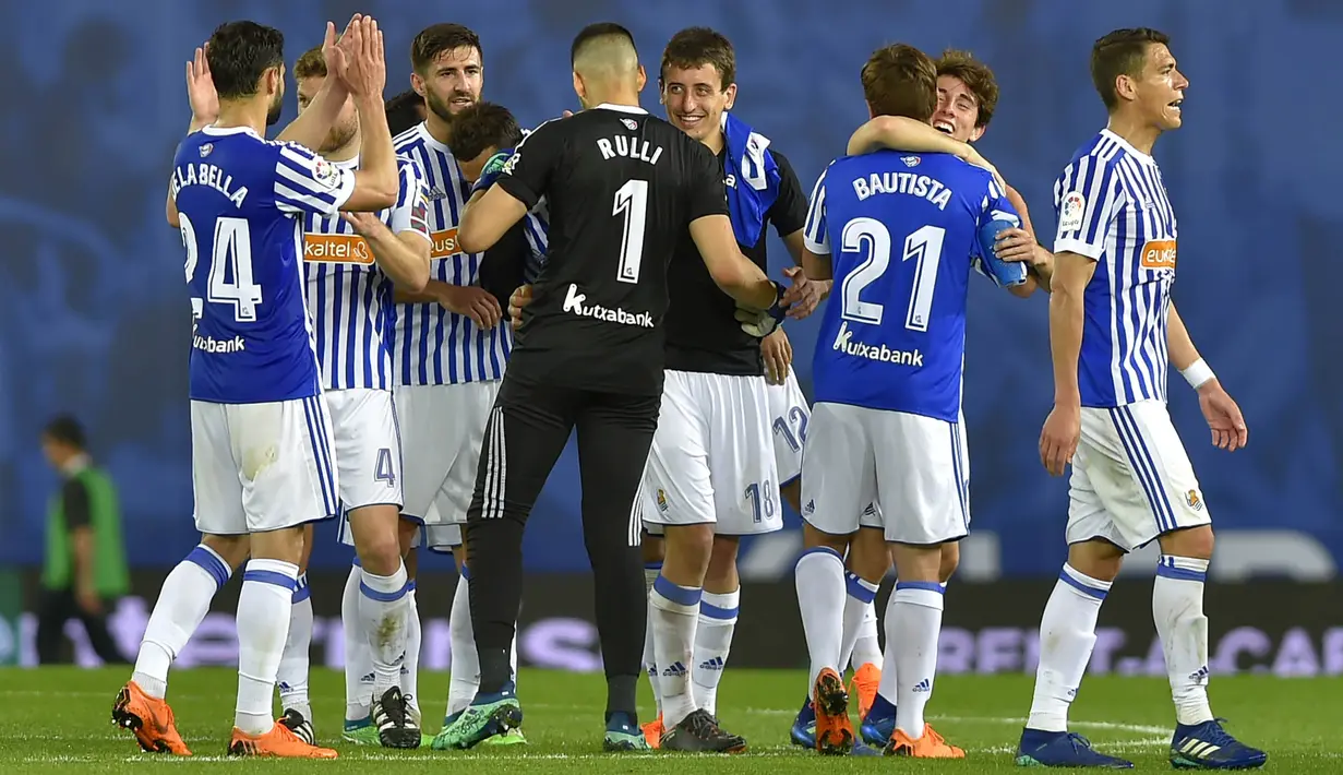 Para pemain Real Sociedad merayakan kemenangan atas Atletico Madrid pada laga La Liga di Stadion Municipal de Anoeta, Kamis (19/4/2018). Real Sociedad menang 3-0 atas Atletico Madrid. (AFP/Ander Gillenea)