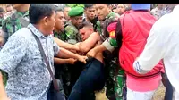 Penangkapan Adrianus Pattian, mantan oknum anggota TNI di Kendari yang dilakuan anggota Polisi dan TNI serta warga, Rabu (1/4/2019). (Liputan6.com/ Ahmad Fua)