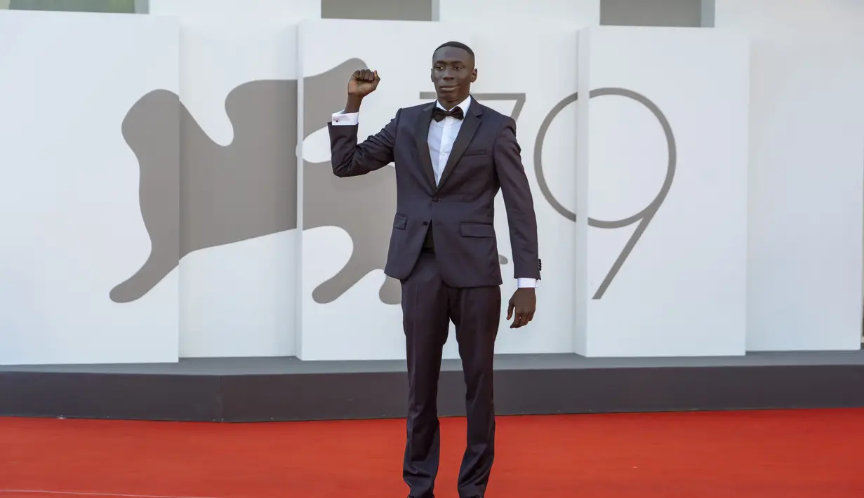 Khaby Lame berpose saat tiba untuk pemutaran film "Il Signore Delle Formiche" (Penguasa Semut) selama Venice Film Festival 2022 ke-79 di Lido di Venesia, Italia (6/9/2022). (AP Photo/Domenico Stinellis)