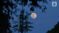 Fenomena langka blue moon terlihat di langit kawasan Jakarta, Rabu (30/8/2023). (Liputan6.com/Faizal Fanani)