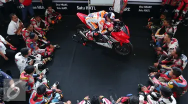 Juara dunia MotoGP, Marc Marquez saat memberikan coaching clinic kepada pembalap muda binaan AHM di Sentul, Jawa Barat, Selasa (25/10). Dalam coaching clinic ini Marquez memberikan pengalaman dan motivasi pada pembalap muda. (Liputan6.com/Angga Yuniar)