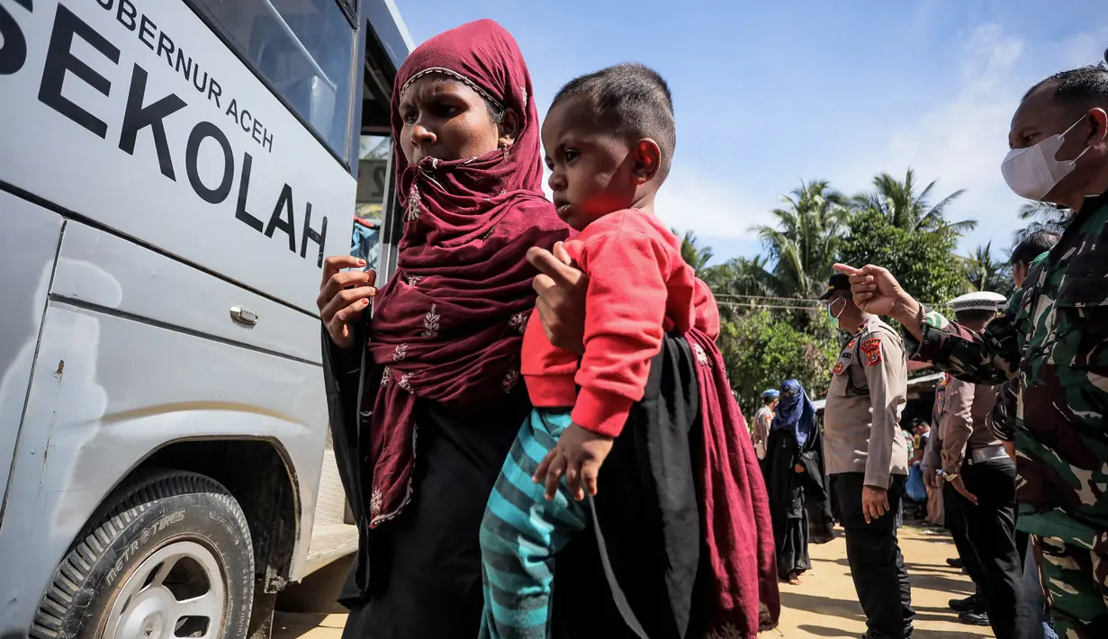Selanjutnya pengungsi Rohingya diangkut ke kamp pengungsian dari Desa Matang Pasi, Kabupaten Bireun, Provinsi Aceh pada tanggal 16 Oktober 2023 (AMANDA JUFRIAN/AFP)