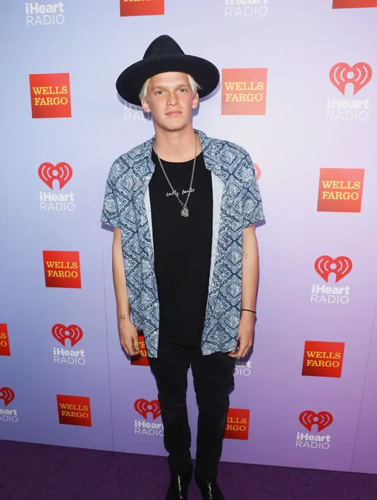 Menurut sumber yang dekat dengan Cody Simpson. Cody kerap menahan rasa cemburunya ketika melihat dan mendengar kabar kemesraan Gigi Hadid dan Zayn Malik. Namun Cody Simpson masih enggan membicarakan hal tersebut. (AFP/Bintang.com)