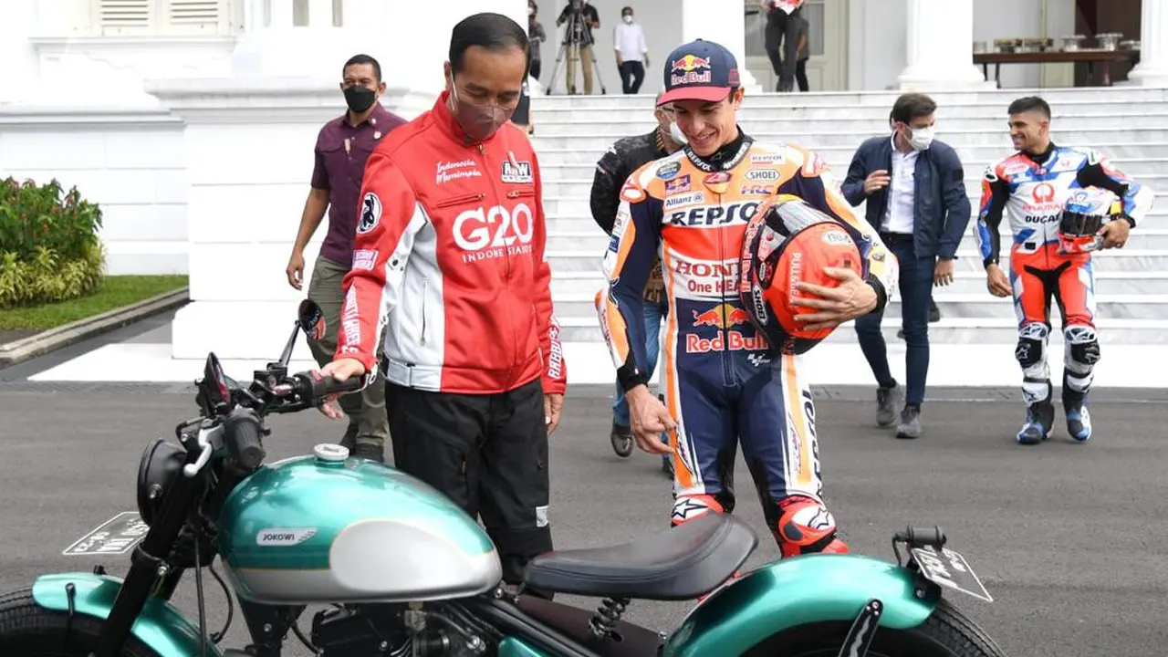 Presiden Joko Widodo atau Jokowi menerima kunjungan sejumlah pembalap MotoGP di Istana Merdeka Jakarta, Rabu (16/3/2022). Total ada 20 pembalap yang hadir, salah satunya Marc Marquez.