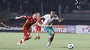 Pemain Timnas Indonesia U-19, Marselino Ferdinan (kanan) berusaha melewati pemain Timnas Vietnam U-19 saat laga Grup A Piala AFF U-19 2022 di Stadion Patriot Candrabhaga, Bekasi, Jawa Barat, Sabtu (02/07/2022). (Bola.com/Ikhwan Yanuar)