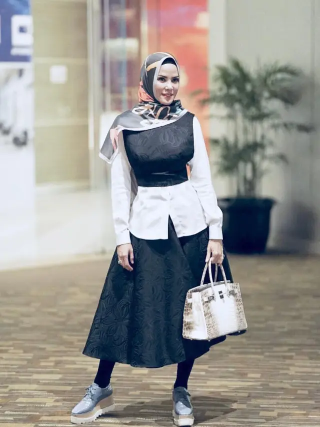 [Bintang] Berhijab, 8 Artis Indonesia Ini Rintis Bisnis Baju Muslimah