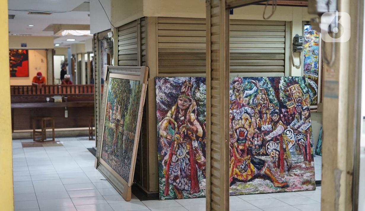 Lukisan terlihat di Pasar Gembrong Baru, Jalan Jenderal Basuki Rachmat, Jakarta Timur, Minggu (16/8/2020). Pasar yang dulu diisi kios-kios mainan anak dan boneka tersebut kini berubah wajah menjadi galeri bagi para perupa, barang antik, hingga buku-buku lawas. (Liputan6.com/Immanuel Antonius)