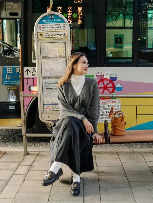 Untuk tampil feminin, Luna Maya kenakan pleated skirt dengan cardigan dan turtleneck [@lunamaya]