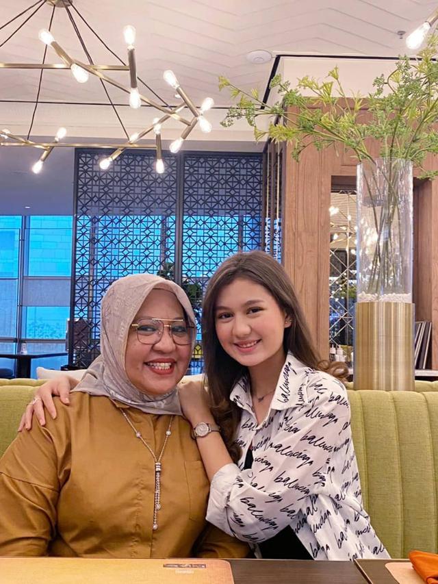 Jarang Terekspos, Ini 6 Potret Kebersamaan Zoe Jackson dan Ibunda