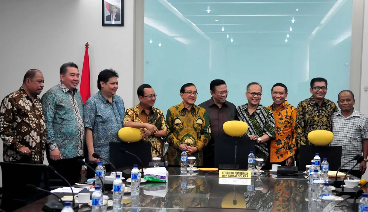 Akbar Tanjung dan para calon Ketua umum Golkar berpose bersama usai rapat di DPP Golkar, Slipi, Jakarta Barat, Rabu (12/11/2014)(Liputan6.com/Johan Tallo)