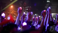 Warga Jakarta menyalakan ribuan lilin pada pergantian tahun di Kawasan Monas, Jakarta, Rabu (31/12) dini hari. (Liputan6.com/Faizal Fanani)