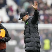 Di pekan-pekan akhir yang menentukan, Liverpool mulai tak masuk hitungan dalam persaingan merebut gelar juara Liga Inggris 2023/2024. Hasil imbang 2-2 di markas West Ham United, Sabtu (27/4/2024) menjadikan Liverpool tak beranjak dari posisi ketiga klasemen sementara dengan jumlah pertandingan sisa yang paling sedikit dibanding dua pesaingnya, Arsenal dan Manchester City. Pasukan Jurgen Klopp yang mengoleksi 75 poin dari 35 laga, tertinggal dua poin dari Arsenal sebagai pemuncak klasemen yang baru memainkan 34 laga dan tertinggal satu poin dari Mancester City di posisi kedua yang baru memainkan 33 laga. (AP Photo/Kin Cheung)