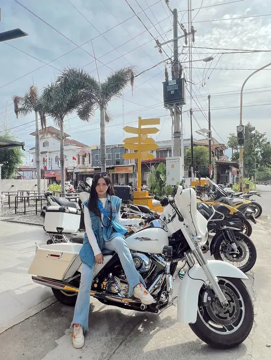Sneaker berwarna putih selalu menjadi pilihan para fashion girl untuk melengkapi OOTD-nya. Seperti Beby Tsabina yang memakai outfit denim on denim dengan sneakers warna putih (Foto: Instagram @bebytsabina)