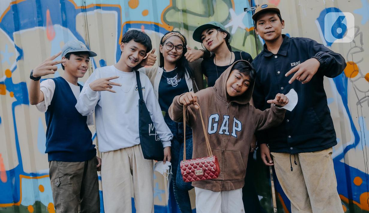 <p>Para remaja dari berbagai daerah di pinggiran Jakarta berpose di Taman Sudirman, Jakarta, Rabu (6/7/2022). Tempat ini viral karena jadi ajang adu fashion anak Citayam, Bekasi hingga Bojong Gede. Mereka mengenakan kemeja flanel oversize, celana model 90-an seperti boot cut atau cutbray, sneakers klasik, dan topi. (Liputan6.com/Faizal Fanani)</p>