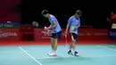 Pasangan ganda putra Malaysia Ong Yew Sin (kiri) dan Teo Ee Yi (kanan) saat melawan pasangan ganda putra Indonesia Kevin Sanjaya Sukamuljo dan Marcus Fernaldi Gideon pada babak semifinal bulu tangkis Indonesia Masters 2021 di Nusa Dua, Bali, Sabtu (20/11/2021). (Liputan6.com/HUMAS PP PBSI)