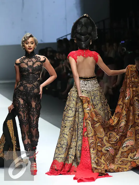 Model membawakan busana rancangan Anne Avantie di Jakarta Fashion Week (JFW) 2016 di Senayan City, Jakarta, Selasa (27/10/2015). Koleksi kali ini Anne Avantie bertema “Gambang Semarang”. (Liputan6.com/Herman Zakharia)