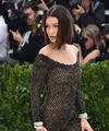 Bertemu dengan mantan pacar terkadang memang menyebalkan dan pastinya akan ada rasa canggung di antaranya. Seperti halnya Bella Hadid yang bertemu The Weeknd dan Selena Gomez di Met Gala 2017. (AFP/Bintang.com)