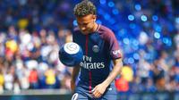 Striker PSG, Neymar, diperkenalkan kepada publik Parc des Princes pada Sabtu (5/8/2017). (AP Photo/Francois Mori)