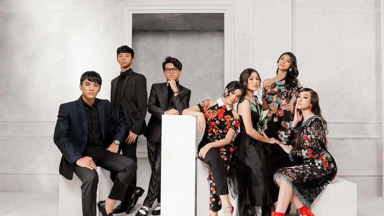 Para cast Dari Jendela SMP kompak gunakan outfit hitam
