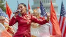 Menyanyikan lagu "Kharisma Indonesia" di jantung kota Washington DC bersama ribuan orang, ibu dua anak ini tampil anggun dengan kebaya janggan warna merah dengan kerah tinggi dari Didiet Maulana.  [@andienaisyah]