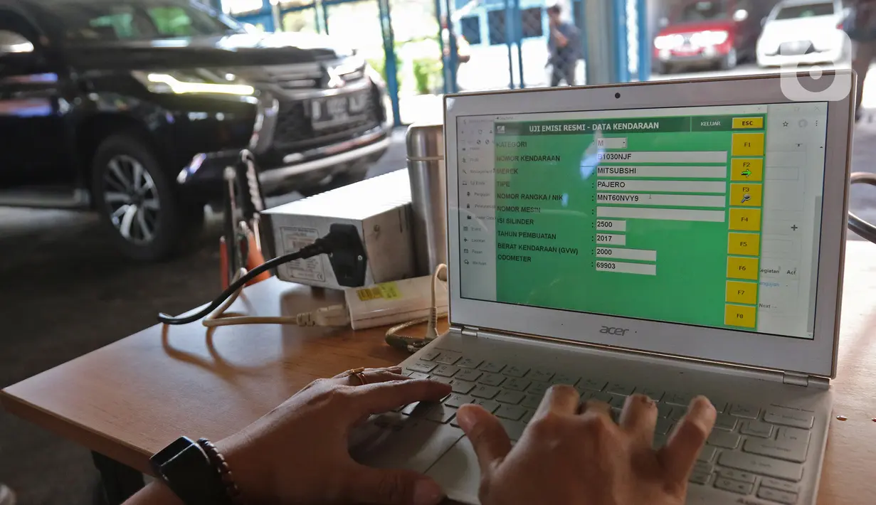 Petugas mengisi data kendaraan saat uji emisi di Kantor Dinas Lingkungan Hidup DKI kawasan Kramat Jati, Jakarta, Selasa (3/11/2020). Dinas Lingkungan Hidup DKI menggelar uji emisi gratis mulai 3 November yang nantinya akan rutin digelar setiap Selasa dan Kamis. (Liputan6.com/Herman Zakharia)