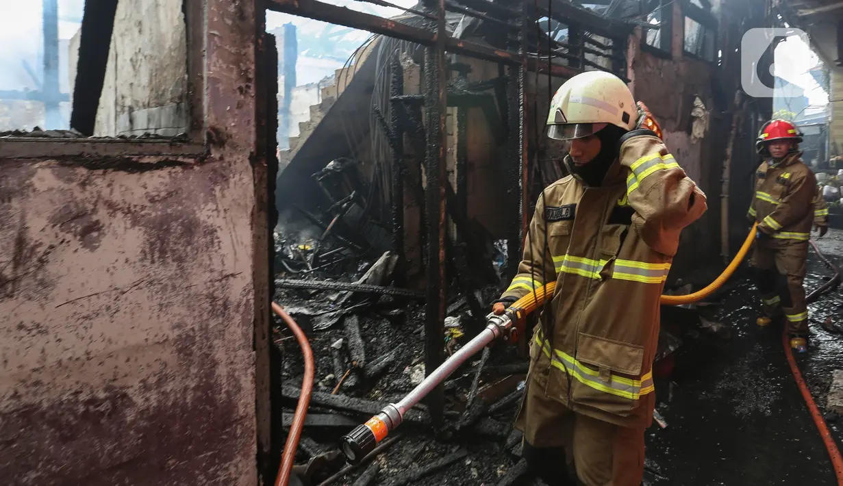 Petugas pemadam kebakaran melakukan proses pendinginan pada permukiman penduduk yang terbakar di Jalan Masjid Alhuda atau depan Stasiun Kebayoran Lama RT 05/01, Jakarta Selatan, Selasa (24/5/2022). Petugas pun mengerahkan 27 unit mobil pemadam kebakaran dari Sudin Damkar Jakarta Selatan ke lokasi kejadian. (Liputan6.com/Johan Tallo)
