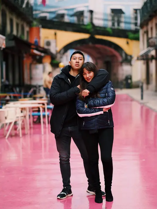 Pemilik nama asli Ardhia Pramesti Regita Cahyani itu sangat dekat dengan anak laki-lakinya. Momen Dharma manja dengan sang ibu. [Instagram/darmamh]