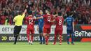 Wasit Mohammed Al Hoaish memberikan kartu merah kepada pemain Thailand, Sanrawat Dechmitr (tengah) saat menghadapi Indonesia dalam laga matchday ketiga Grup A Piala AFF 2022 di Stadion Utama Gelora Bung Karno, Senayan, Jakarta, Kamis (29/12/2022) sore WIB. (Bola.com/Bagaskara Lazuardi)