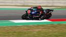Pemabalap Yamaha Fabio Quartararo mengendarai motornya selama pemanasan sebelum balapan MotoGP Mugello di Sirkuit Mugello, Scarperia, Italia, Minggu (30/5/2021). Fabio Quartararo berhasil meraih posisi pertama. (AP Photo/Antonio Calanni)