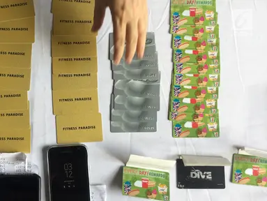 Sejumlah barang bukti kasus pemalsuan, pencurian data elektronik, dan tindak pidana pencucian uang ditampilkan di Polda Metro Jaya, Jakarta, Senin (18/12). (Liputan6.com/Immanuel Antonius)