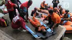 Petugas penanggulangan bencana melakukan simulasi kesiapsiagaan menghadapi musim banjir di Setu Babakan, Jakarta, Jumat (24/11/2023). (merdeka.com/Imam Buhori)