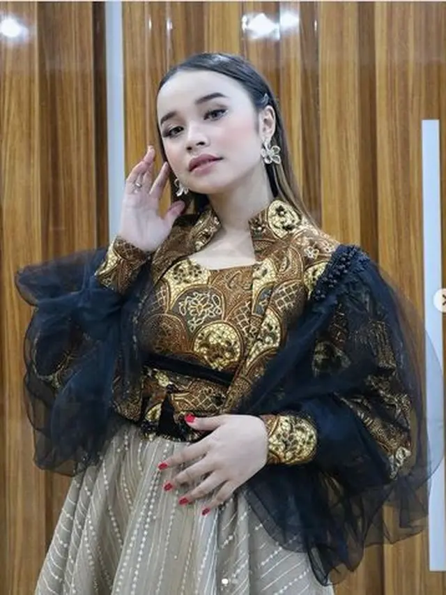 6 Gaya Tasya Rosmala Pakai Kebaya dan Batik, Tampil Anggun