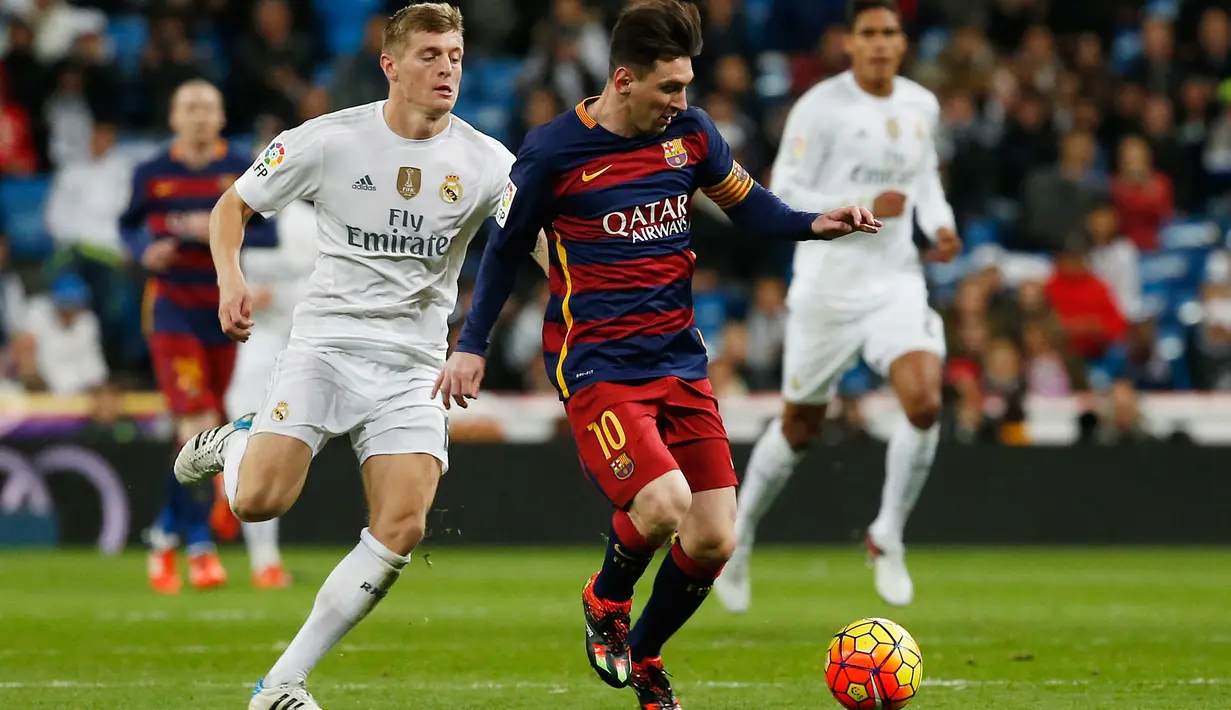 Penyerang Barcelona Lionel Messi mempertahankan bola dari gangguan gelandang Real madrid Toni Kroos di stadion Santiago Bernabeu, Spanyol, (22/11). Barcelona mengalahkan Real Madrid dengan skor 4-0. (Reuters/Sergio Perez)