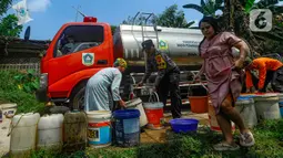 Warga menerima bantuan air bersih dari Badan Penanggulangan Bencana Daerah (BPBD) Kabupaten Bogor di Desa Weninggalih, Jonggol, Bogor, Jawa Barat, Kamis (3/8/2023). (merdeka.com/Arie Basuki)