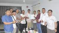 Calon Gubernur Sumatera Utara Djarot Saiful Hidayat menerima dukungan dari relawan Djoss Paten. (Liputan6.com/Reza Efendi)