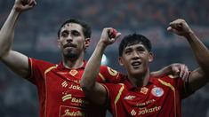 Selebrasi gol Eksel Runtukahu (kanan) bersama Gustavo Franca dalam laga persahabatan Persija Jakarta melawan yang diselenggarakan di markas kebanggaan Macan Kemayoran, Jakarta International Stadium (JIS), Sabtu (26/7/2025). (Bola.com/Abdul Aziz)