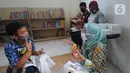 Anak berkebutuhan khusus (ABK) penyandang tunarungu belajar membatik yang diselenggarakan oleh Yayasan Griya Bina Karya di gerai ABK UMKM di Pasar Gintung, Ciputat, Tangsel, Minggu (2/10/2021). Kegiatan ini dalam rangka memperingati Hari batik Nasional 2 Oktober. (merdeka.com/Arie Basuki)