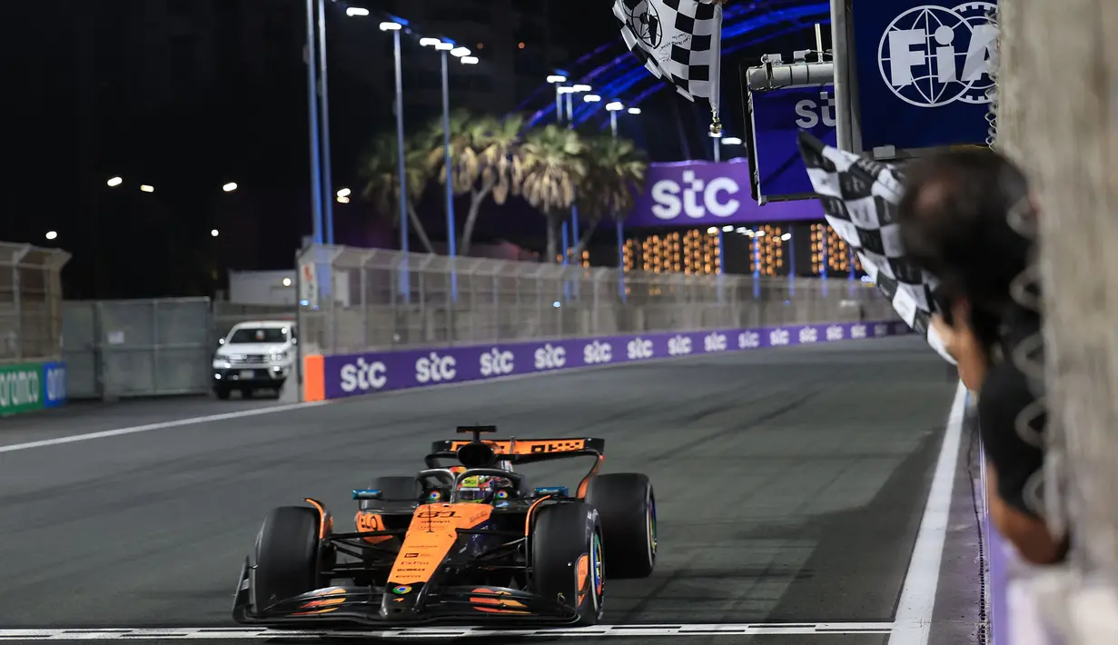 Pembalap McLaren, Oscar Piastri melintasi garis finis saat Formula 1 GP Arab Saudi yang berlangsung di Sirkuit Jeddah Corniche, Arab Saudi, Minggu (20/04/2025) waktu setempat. (AFP/Pool/Thaier Al-Sudani)