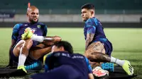 Pemain Persib Bandung, David Da Silva (kiri) berbincang dengan rekannya, Ciro Alves saat sesi official training di Stadion Gelora Bangkalan, Madura, Kamis (30/5/2024) jelang laga leg kedua final Championship Series BRI Liga 1 2023/2024 menghadapi Madura United, Jumat, 31 Mei 2024. (Bola.com/Bagaskara Lazuardi)