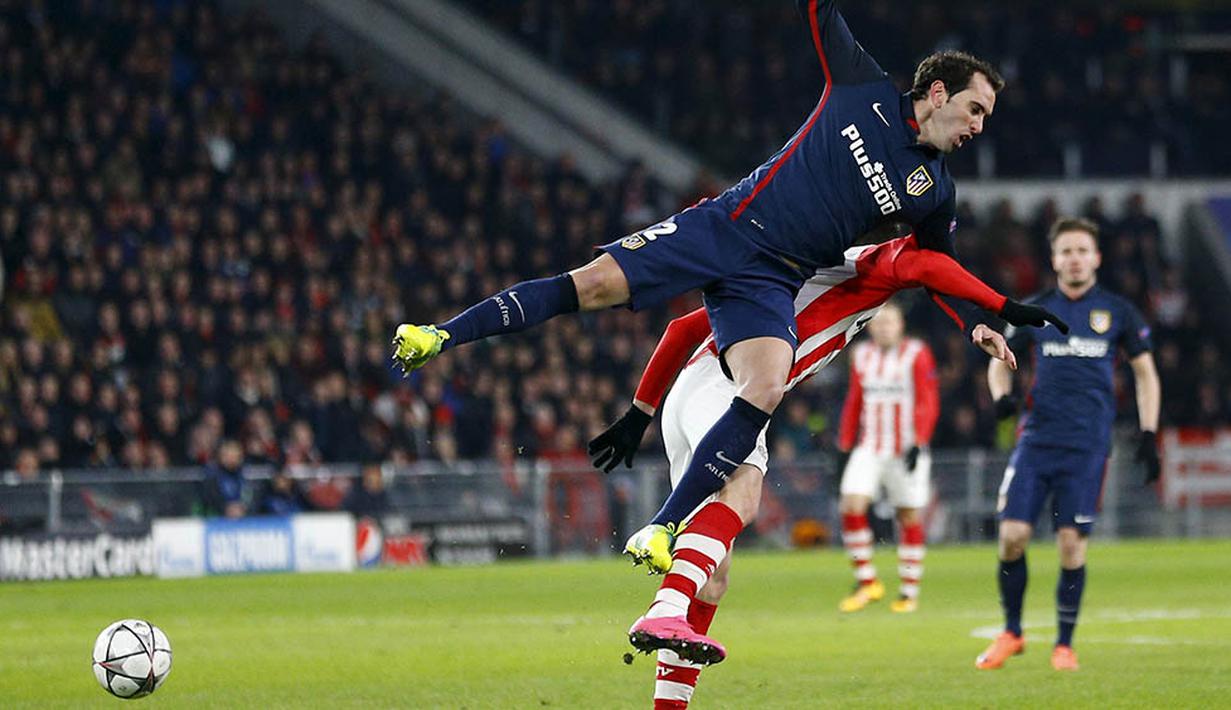 Bek Atletico Madrid, Diego Godin, berebut bola dengan Striker PSV Eindhoven, Gaston Pereiro. Namun sayang Atletico gagal memanfaatkan peluang menjadi sebuah gol. (Reuters/Michael Kooren)