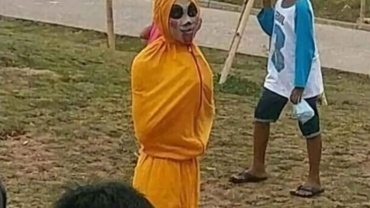 6 Potret Dandan Jadi Pocong Warna-Warni Ini Nyeleneh, Kocak - Hot