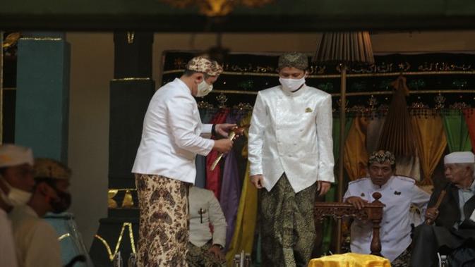 Prosesi penobatan Sultan Sepuh XV Keraton Kasepuhan Cirebon PRA Luqman Zulkaedin. Foto (Liputan6.com / Panji Prayitno)