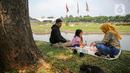 Wisatawan bersantai saat mengunjungi TMII, Jakarta, Kamis (20/8/2020). Libur panjang yang bertepatan tahun baru islam di manfaatkan masyarakat bersama keluarga  berlibur ke sejumlah tempat wisata. (Liputan6.com/Faizal Fanani)