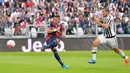 Pemain Bologna Anthony Mounier (kiri) mencetak gol ke gawang Juventus dalam lanjutan Liga Italia Seri A di Juventus Stadium, Turin, Minggu (04/10/2015).Juventus menang 3-1.  (EPA/Di Marco)