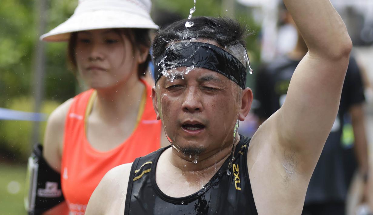 Pelari melewati rute jalan protokol ibukota saat mengikuti Mandiri Jakarta Marathon 2015. (Bola.com/Vitalis Yogi Trisna)