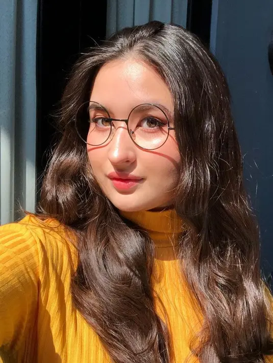 Dengan kacamata bulat Stephanie Poetri tampak makin menawan. Pulasan makeup menambah pancaran paras cantiknya. Pemilik nama asli Stephanie Poetri Dougharty ini juga kerap tampil dengan busana cerah penuh warna yang menggambarkan energi cerianya. (Liputan6.com/IG/@stephaniepoetri)